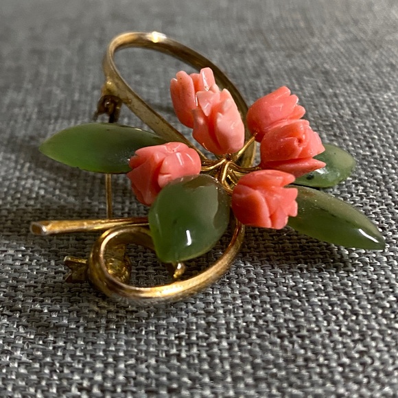 Vintage Carved Coral & Green Jade Floral Brooch – Gold Tone – Peachy-Pink Roses - Picture 4 of 7